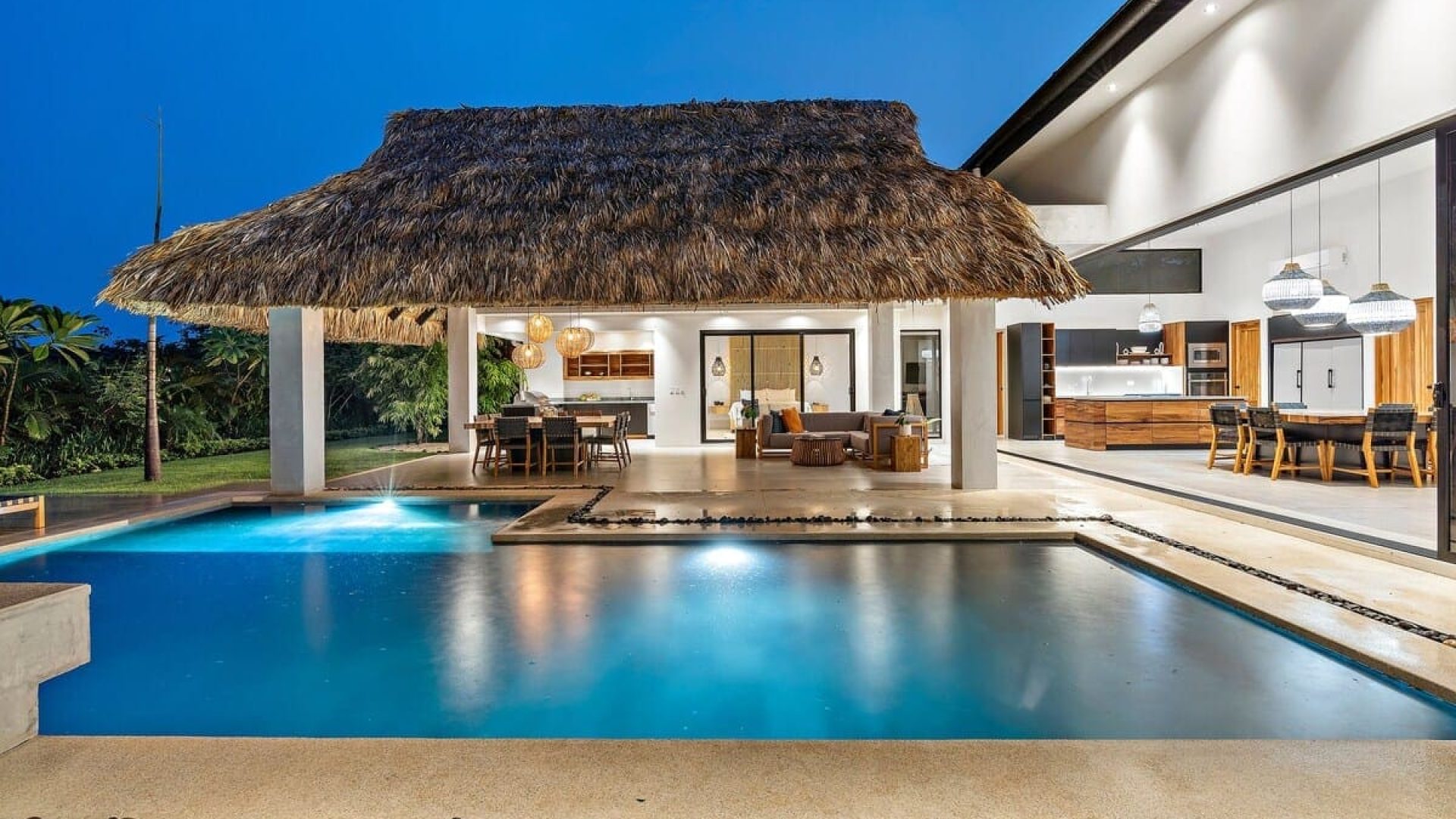 Nice pool view to the patio, rancho with easy access to the house dining-kitchen area