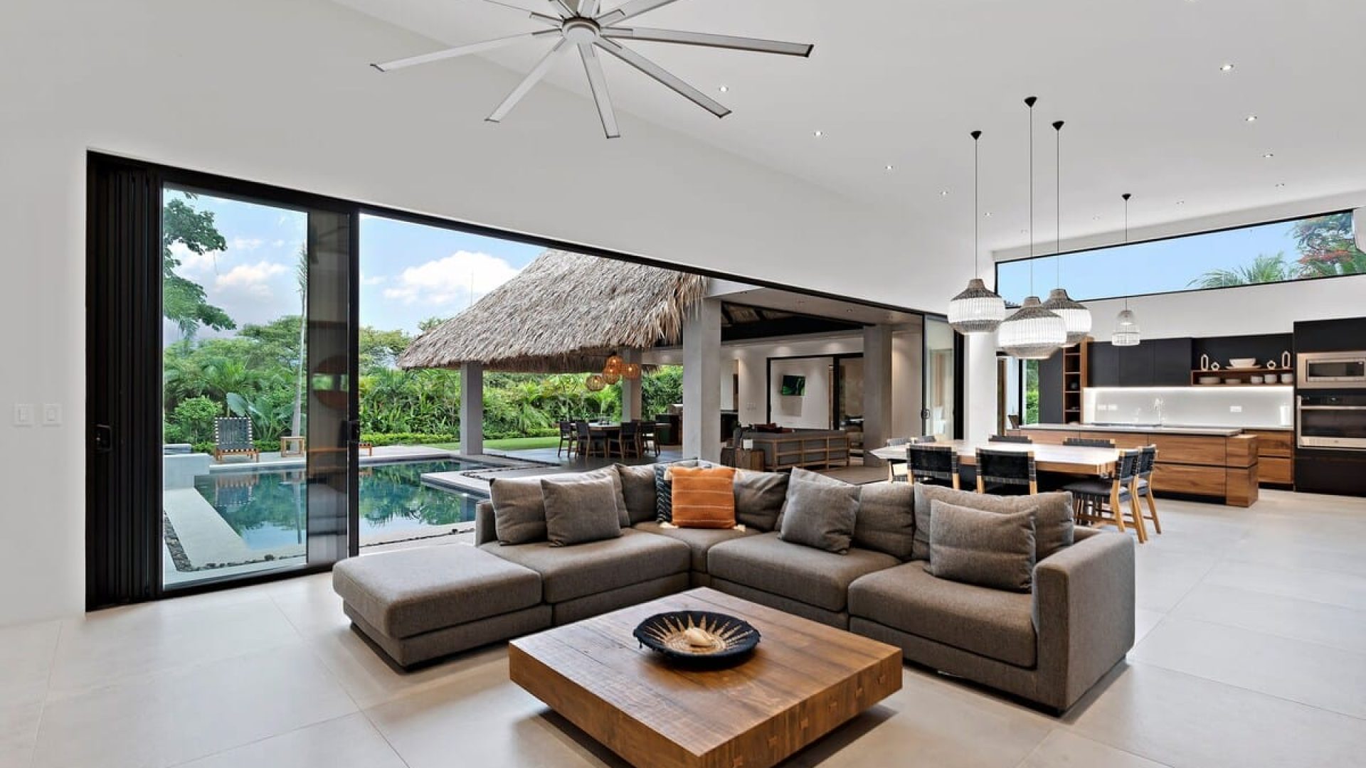 Living view of the pool and chancho